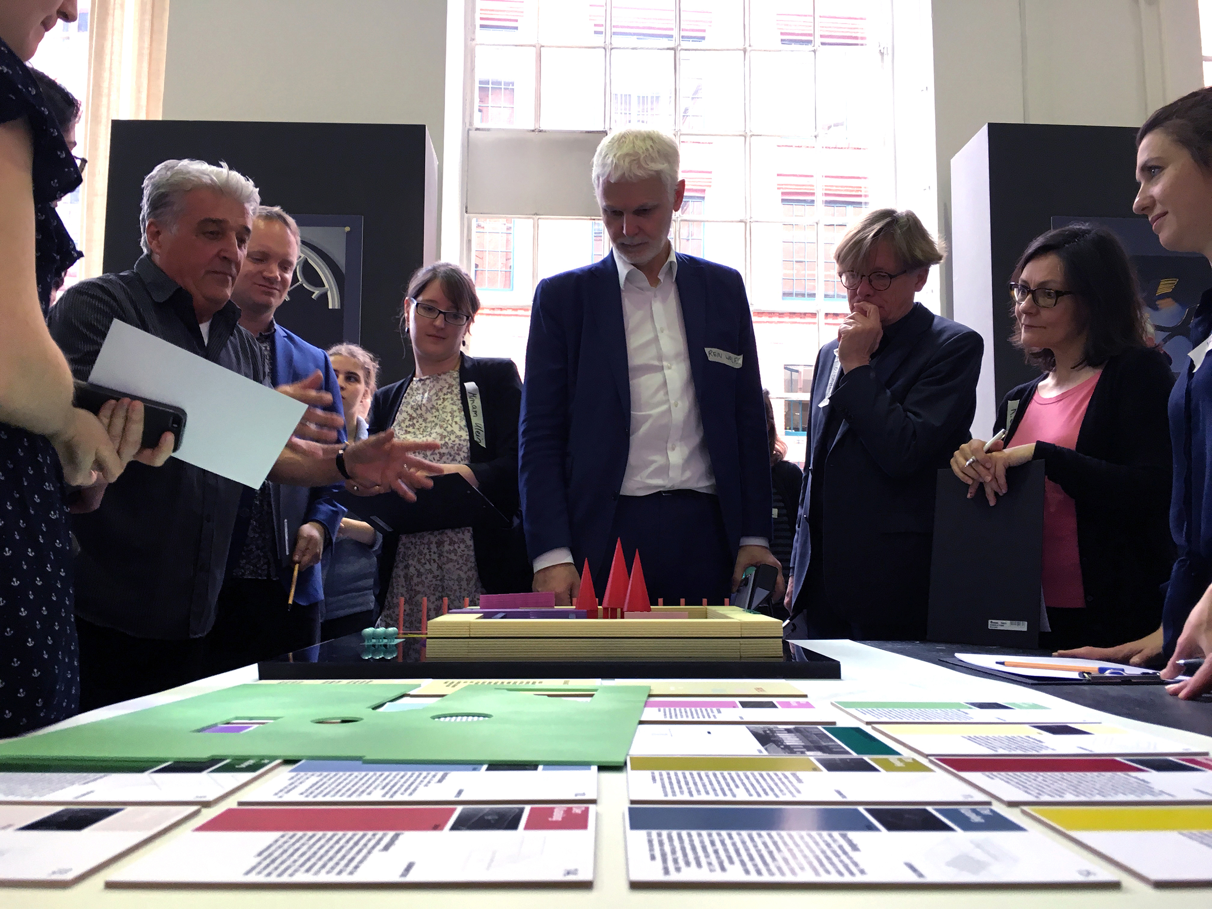 Foto: Werkstattgespräch in Berlin mit dem Team der Bundeskunsthalle, dem Team Modell+Design und Studierende