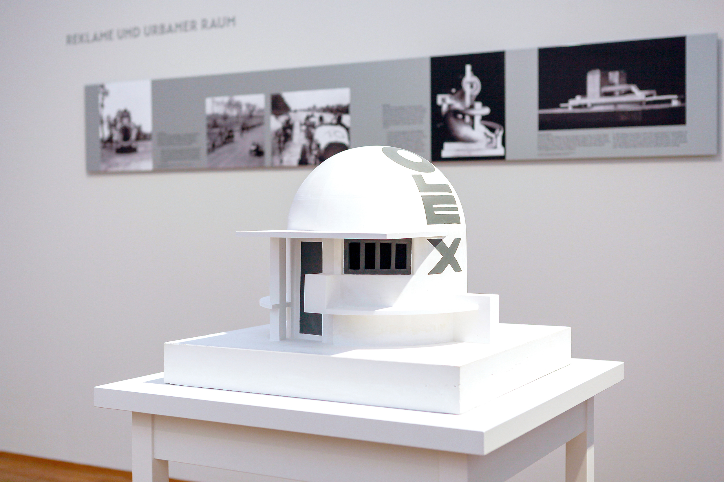 Foto: Modell der Olextankstelle in der Ausstellung