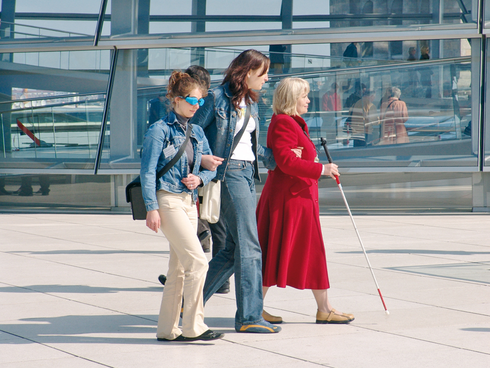 Blinde führt Studenten durch den Reichstag