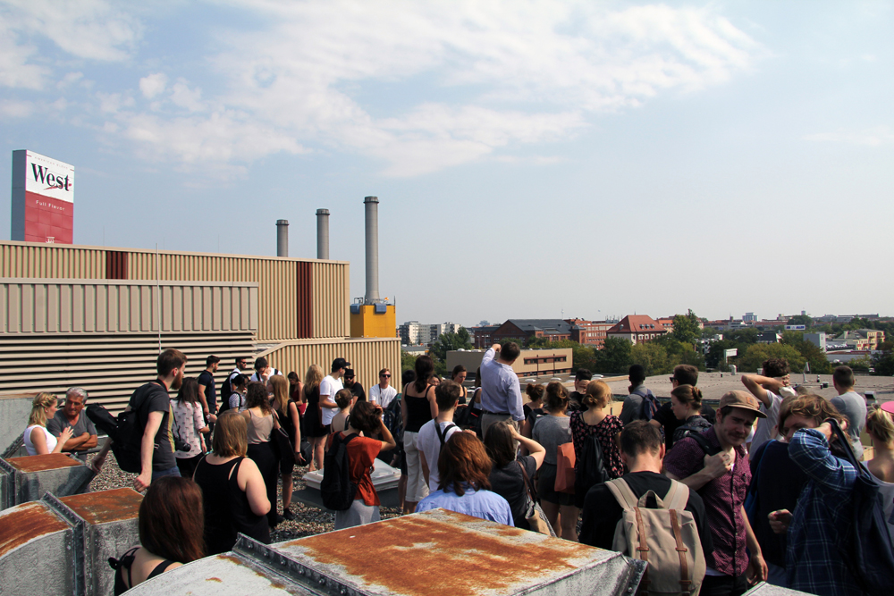 Foto: Führung durch das Gelände - Stefan Allner (Geschäftsführer von DIE WOHNKOMPANIE) mit den Studierenden auf dem Dach der ehemaligen Reemtsma-Fabrik