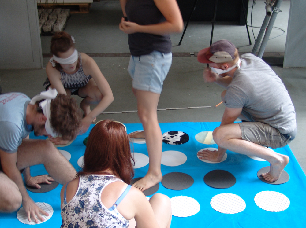 Seminar Entwicklung von Spielen für Blinde und Sehbehinderte im Juni 2013, hier: Studenten entwickeln und testen ein taktiles Twister Spiel