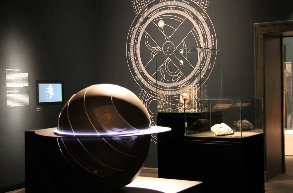 Modell zur Veranschaulichung der Funktionsweise eines Himmelsglobus. Einarbeitung des Abgusses eines römischen Fragments. Ausgestellt im Pergamonmuseum Berlin 2012