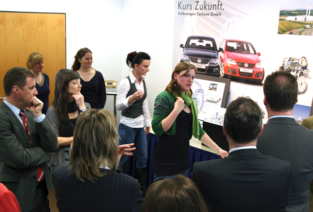 Foto: Studierende präsentatieren die Entwürfe bei der VW Sachsen AG in Zwickau. 