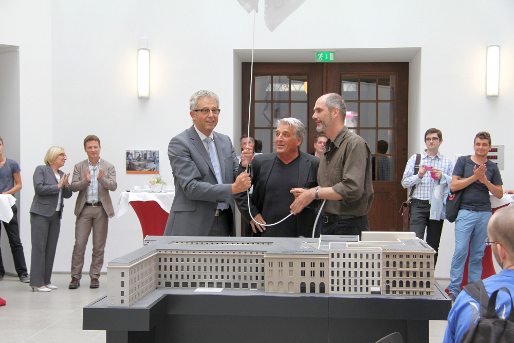 Foto: Eröffnung der Ausstellung im Kleisthaus mit Modellenthüllung durch den Staatssekretär im BMAS Gerd Hoofe, Burkhard Lüdtke und den Sozialreferenten des DBSV Reiner Delgado. 